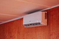 foto de un aire acondicionado dentro del contenedor
