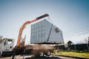 container en el aire levantado por camion grua