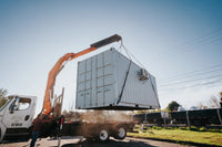 container en el aire levantado por camion grua