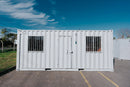 container oficina con dos ventanas y una puerta