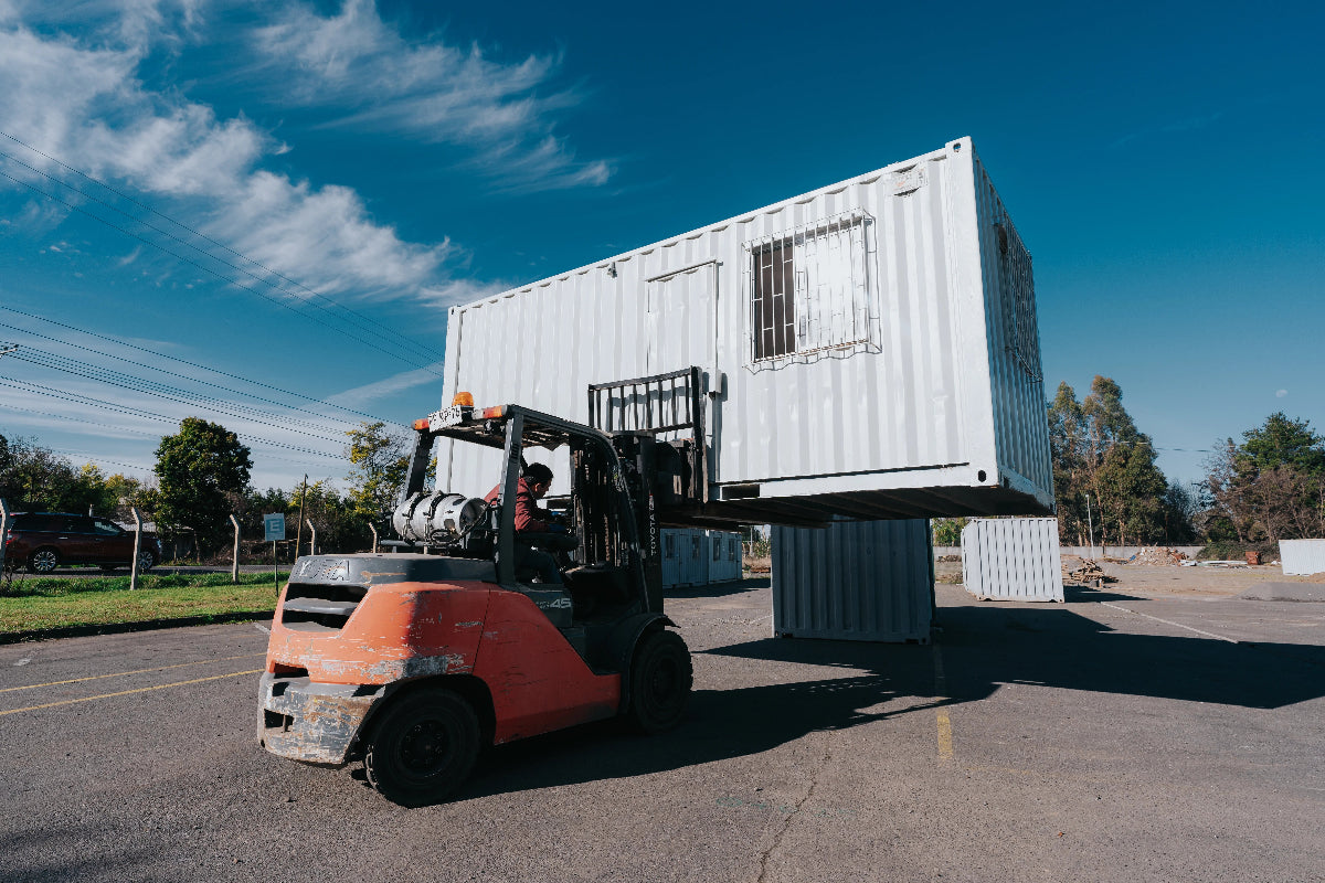 container sostenido por camion grua