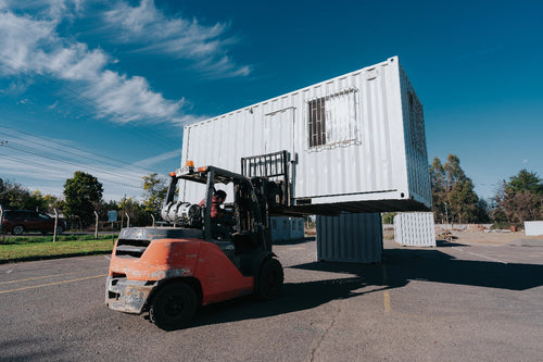 container sostenido por camion grua