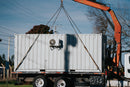 contenedor elevado por camion grua 