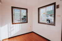 interior de oficina con piso flotante y ventanas
