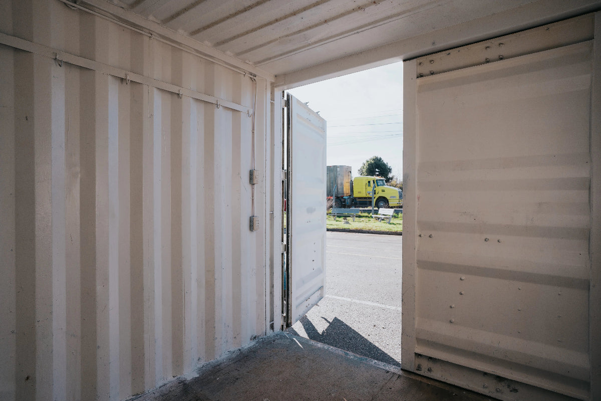 foto dentro de container con puertas abiertas
