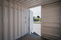 foto dentro de container con puertas abiertas