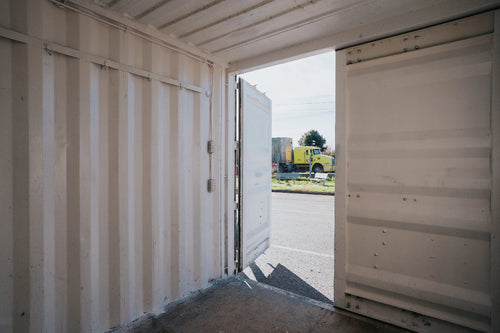 foto dentro de container con puertas abiertas
