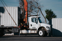 foto con zoom de camion pluma cargando container
